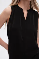 Musculosa negra sin mangas de poliéster con cuello en v y corte holgado.