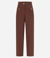 Pantalón sastrero marrón de corte recto y cintura alta, con trabillas en la cintura, bolsillos delanteros y traseros simulados, cierre tradicional y botones metalizados.