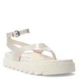 Sandalia con plataforma color blanco, con pulsera al tobillo y ajuste con hebilla metálica.