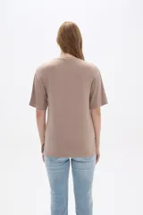 Remera negra de viscosa con textura acanalada, corte holgado y cuello redondo.