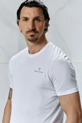 Remera deportiva blanca de manga corta y cuello redondo, con logo de la marca Zlatan en el pecho. Corte ajustado.
