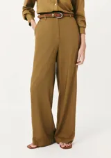 Pantalón de vestir color marrón, de corte recto y tiro alto, con bolsillos laterales y presillas para cinturón.