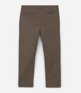 Pantalón de vestir color gris claro, de corte slim fit y largo cropped.