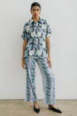 Pantalón de fibrana con estampado abstracto en tonos celestes, blancos y grises, de corte ancho y tiro alto.