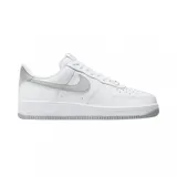 Championes Nike Air Force 1 Low '07, color blanco con detalles en gris claro en el logo lateral y la parte trasera. Suela de goma gris.