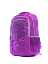 Mochila de color morado intenso con estampado grande y abstracto de la palabra "Umbro" en tonos de morado más claro y negro. Presenta un bolsillo frontal con cierre y un bolsillo lateral de malla para botella. Incluye asa superior y logo Umbro bordado en la parte inferior frontal.
