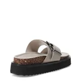 Sandalias planas color gris con hebilla metálica negra, tira ancha sobre el empeine y tira entre los dedos. Plataforma con base de corcho y suela de goma negra.