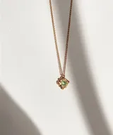 Collar plateado con dije en forma de estrella con piedra verde engarzada.