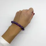 Pulsera elástica de cuentas redondas de amatista de 8mm con separador de acero hipoalergénico.