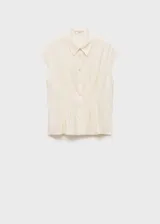 Camisa color crema con cuello camisero, manga corta y pinzas en la cintura.