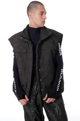 Chaleco negro con estampado de logos, cierre desmontable, broches snap ocultos, bolsillos frontales, elástico con tanca en la cintura e interior de tafeta relleno de guata.