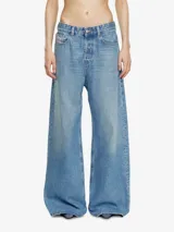 Pantalón de jean Diesel modelo 1996 D-SIRE, de corte holgado con cintura baja y pierna ancha. Confeccionado en denim azul claro con acabado limpio.
