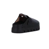 Zueco negro con plataforma, tira ancha sobre el empeine con hebilla ajustable.