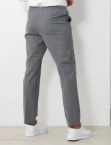 Pantalón de yoga azul marino, de corte recto y cintura elástica.