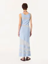 Vestido largo color marrón, de tejido frío y corte ajustado. La parte superior es sin mangas y combina tejido con organza transparente.