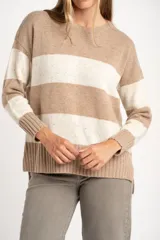 Sweater de punto con diseño de rayas horizontales anchas, alternando color beige camel y blanco roto con motas de color. Presenta cuello redondo y puños y borde inferior acanalados.
