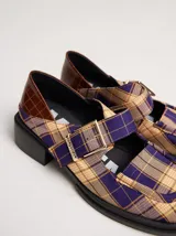 Zapato guillermina negro de cuero con punta cuadrada, correa fina regulable con hebilla color bronce y taco de 4cm.