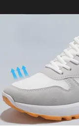 Zapatillas deportivas de mujer, estilo retro running, en tonos blanco y gris claro. Presentan una combinación de malla transpirable y paneles de gamuza sintética. La suela es gruesa y blanca, con una suela exterior de goma color caramelo. Detalle en el talón en color marrón.