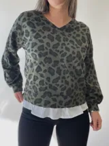 Buzo de línea italiana con estampado de animal print, de manga larga y terminación simulando camisa en la parte inferior.
