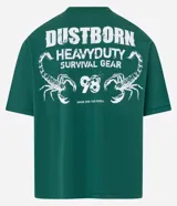 Remera verde oscuro de algodón, corte boxy, con cuello redondo y mangas cortas. Estampa frontal y trasera con lettering y dibujo de un escorpión.