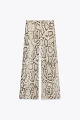 Pantalón semitransparente de tiro medio con cintura elástica ajustable con cordones, bolsillos laterales y pierna recta.