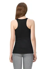 Musculosa negra de bretel ancho y corte holgado.