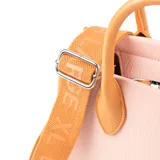 Cartera tote chica color rosa con detalles en marrón, confeccionada en símil cuero graneado. Tiene acceso con cierre, correa regulable y herrajes plateados. Se puede llevar en la mano o como bandolera.