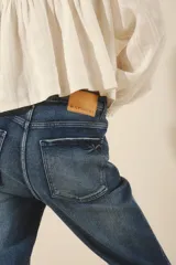 Pantalón de jean de corte recto color azul oscuro.