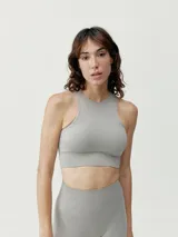 Top deportivo gris de punto canalé, con copas extraíbles y espalda atlética.