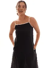 Vestido negro de lino con escote recto, ribete blanco en contraste, breteles regulables y lazo en la espalda.