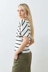 Remera de punto con rayas horizontales negras sobre fondo blanco, mangas cortas con volados.