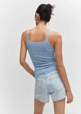 Top de tirantes en tejido de canalé, con cuello redondo y diseño recto.