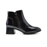 Bota de charol negro con cierre lateral, tacón bajo y punta afilada, ideal para looks casuales.