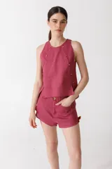 Musculosa color borgoña de lino, con cuello redondo y detalle de botones dorados en los hombros y laterales.