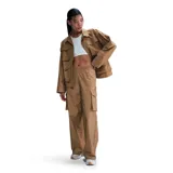 Pantalón cargo color crema, de corte ancho y tiro alto, con cintura elástica ajustable y bolsillos laterales con solapa. Logo de Nike bordado en blanco en el muslo izquierdo.