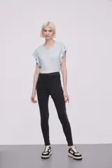 Calza negra de corte alto y ajuste skinny, ideal para un look elegante y cómodo.
