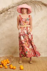 Vestido midi con estampado floral en tonos terracota, con escote cuadrado, sin mangas, corte a la cintura con cinturón de rafia y falda con vuelo.