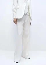 Pantalón de vestir blanco de corte recto y tiro alto, con cintura elástica y cierre lateral con cremallera.
