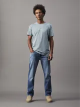 Remera celeste de algodón con logo pequeño de Calvin Klein Jeans estampado en el pecho.