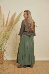 Pollera larga verde con volados y diseño escalonado.