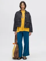 Campera de jean negra con flecos en la parte delantera y cuello camisero.