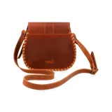 Cartera bandolera de cuero natural con cierre de solapa y broche imantado, fabricada en Uruguay.