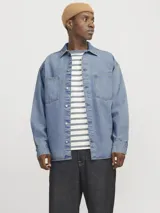 Sobrecamisa de denim celeste, de corte amplio, con cuello clásico, cierre frontal con botones, mangas largas y bolsillos de parche en el pecho.