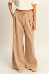 Pantalón palazzo color beige de tiro alto con pinzas y pierna ancha.