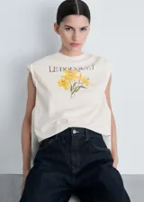 Remera negra de algodón con cuello redondo y mangas cortas. Estampado frontal con la frase "Evolve & Grow" y diseño de mariposas en color blanco.