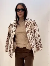 Blazer con forro interno y estampado de vaca en tonos marrones.