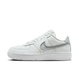 Championes Nike Air Force 1 Dance de mujer, color blanco con detalles en gris.