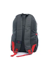 Mochila Umbro color celeste con detalles en gris. Presenta el logo de la marca en el frente y un bolsillo frontal con red. Tiene correas ajustables y cierre con cremallera.