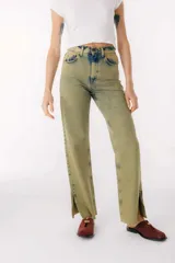 Pantalón de jean celeste de corte recto con aberturas en el ruedo.
