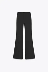 Pantalón negro de tiro alto con cintura elástica y corte acampanado.